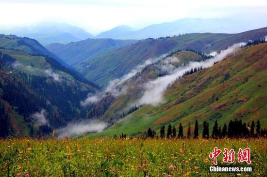 资料图：新疆独库公路山间风景旖旎，美景宛若仙境。汪铁锁 摄