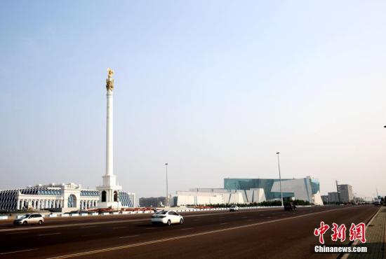 近日，受来自中东地区强热气旋的影响，哈萨克斯坦首都努尔苏丹迎来罕见高温天气。图为首都独立广场附近行人稀少。<a target='_blank' href='http://www.chinanews.com/'>中新社</a>记者 文龙杰 摄