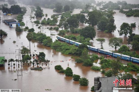 当地时间7月27日，印度巴德拉普尔遭洪水侵袭，一辆火车无法前进，救援人员开展救援工作。据新加坡联合早报网报道，自当地时间25日晚，印度马哈拉施特拉邦塔纳县巴德拉普尔城就开始下起暴雨，导致火车轨道积满了水。一辆火车不能前进，超过1000名乘客滞留在车上。