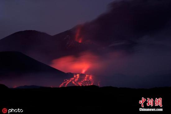 多家媒体20日报道，埃特纳火山喷发并流出岩浆，火山灰冲向天空，不时可以听见爆炸声。西西里岛第二大城市卡塔尼亚的两座机场因火山喷发关闭，20日早晨部分开放。图片来源：ICphoto