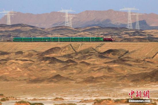 7月28日，一列复兴号“绿巨人”列车驶过甘肃省与新疆维吾尔自治区交界的兰新铁路(兰州——乌鲁木齐)红柳河特大桥，这是新疆维吾尔自治区迎来的首列复兴号“绿巨人”列车，这次复兴号“绿巨人”列车驶进新疆维吾尔自治区的共有两列，将于近日投入运营。<a target='_blank' href='http://www.chinanews.com/'>中新社</a>发 蔡增乐 摄 图片来源：CNSPHOTO