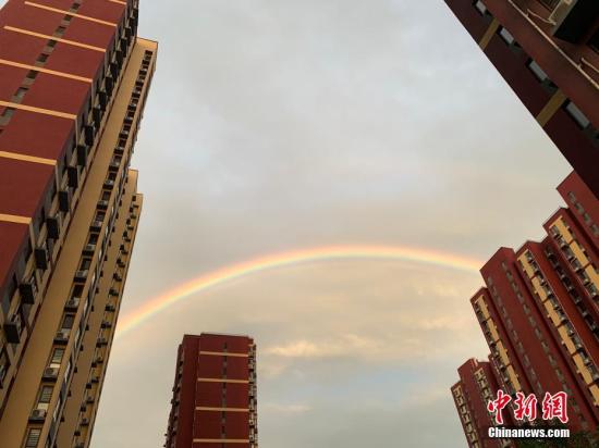 7月29日傍晚，雨后的北京上空出现一抹迷人的彩虹。<a target='_blank' href='http://www.chinanews.com/' >中新网</a>记者 翟璐 摄