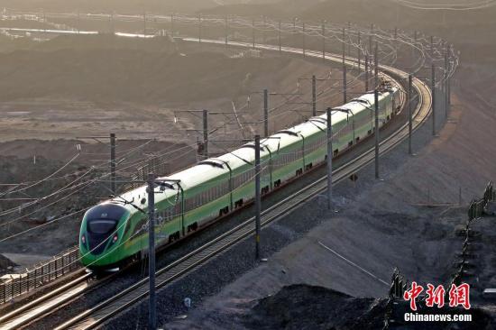 “绿皮车”到“绿巨人” 新疆铁路添“动”力