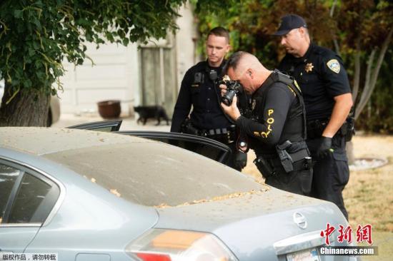 当地时间2019年7月29日，美国加州，警察搜查加州美食节枪击案嫌犯勒根的住所。据报道，7月28日，美国加州吉尔罗伊大蒜节发生大规模枪击案，一名枪手射杀包括一个6岁孩童等3人后遭警方击毙。 执法机构官员29日透露，犯案凶手是19岁男子勒根，警方正追查一名可疑共犯。
