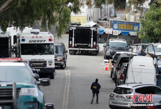 当地时间7月29日，美国加利福尼亚州吉尔罗伊警方透露，28日傍晚发生的吉尔罗伊大蒜节枪击案的枪手为19岁男子桑蒂诺·威廉·莱根。包括枪手在内，枪击事件共造成4人死亡，12人受伤。图为联邦调查局工作人员在事发现场工作。<a target='_blank' href='http://www.chinanews.com/'>中新社</a>记者 刘关关 摄