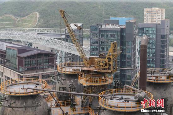 屹立在北京长安街西端的首钢，是中国十大钢铁企业之一，也是北京工业的骄傲。但为了奥运，为了还古都一片蓝天，为了适应首都城市功能定位的要求，首钢用10年时间，完成了钢铁产业从北京石景山搬迁到河北省曹妃甸渤海湾“从山到海”的跨越。作为全国首批城市老工业区搬迁改造的试点，以北京冬奥组委入驻为契机，新首钢高端产业综合服务区，加快了转型升级。图为北京冬奥组委的办公楼是利用首钢炼铁筒仓、料仓改造而成的。它们保留了标志性工业元素，以新旧材料对比、新旧空间对比，延续了老首钢“素颜值...