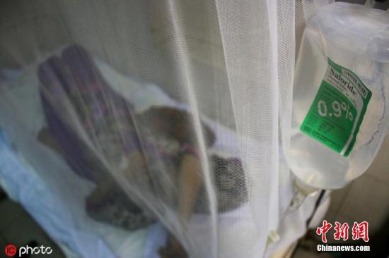 当地时间2019年7月30日，孟加拉达卡，一名登革热病人躺在病床上。目前，孟加拉国正在遭遇史上最严重疫情，一位孟加拉国卫生部的高级官员30日表示，该国在过去24小时内，有超过1000人被诊断出患有登革热，其中大多数为儿童。图片来源：ICPHOTO