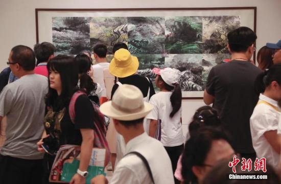 8月1日，“云月八千里——江明贤墨彩巡回展”在中国美术馆开幕。展览精选江明贤游历海内外所创作的近百件墨彩作品，以“云月八千里”为主题，围绕“一带一路”之所见一一展开。江明贤的画作将中西两种不同美学理念充分融合，形成鲜明而独特的艺术风格。<a target='_blank' href='http://www.chinanews.com/'>中新社</a>记者 杜洋 摄