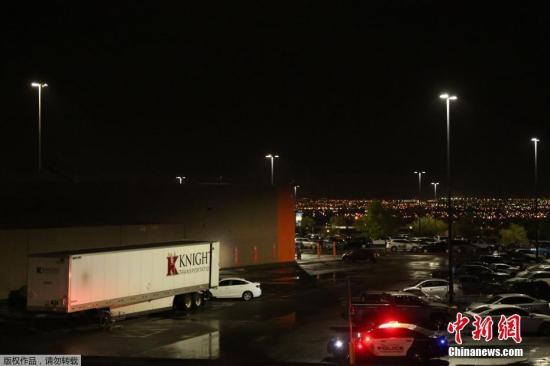当地时间8月3日，美国得克萨斯州边境城市埃尔帕索发生一起严重枪击事件。枪手持AK-47步枪在一家沃尔玛超市内扫射，造成20人死亡，26人受伤。图为案发当晚，警方在沃尔玛超市外把守，不断有警察换岗执勤。 <a target='_blank' href='http://www.chinanews.com/'>中新社</a>记者 曾静宁 摄