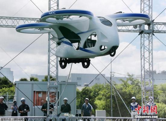 当地时间2019年8月5日，日本千叶县NEC 公司的一架装有螺旋桨的飞行器当地一间工厂进行试飞，飞行高度达到了3米，为了安全起见，此次测试被固定在一个设有拦网的户外场地。