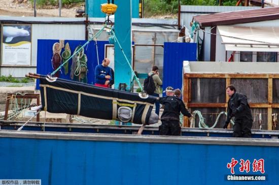 6月27日，首批鲸鱼被释放到鄂霍次克海，包括两只虎鲸和六只白鲸。7月16日释放了第二批，包括3只虎鲸。第三阶段放归行动于8月1日开始。俄罗斯自然资源与生态部部长德米特里·科贝尔金此前表示，“鲸鱼监狱”中的其余5只虎鲸将在夏末之前被放归自然。图为当地时间6月20日，俄罗斯，海参崴，工人们在斯雷德尼亚湾用起重机把鲸鱼移走。
