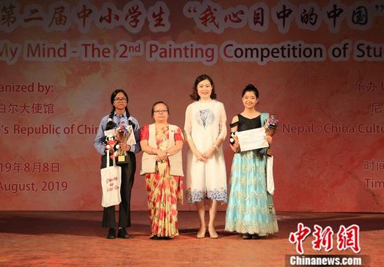 8月8日下午，尼泊尔第二届中小学生“我心目中的中国”绘画大赛颁奖典礼在尼泊尔学院举行。图为中国驻尼泊尔大使侯艳琪(右二)，尼泊尔妇女、儿童与老人部部长塔帕(左二)与一等奖获得者合影。<a target='_blank' href='http://www.chinanews.com/'>中新社</a>记者 张晨翼 摄
