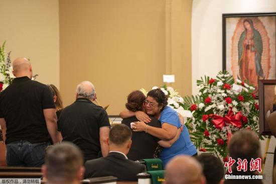 资料图：当地时间2019年8月8日，美国得州埃尔帕索，当地沃尔玛超市枪击案五天后，一名遇难者的朋友和家属在当地殡仪馆参加悼念活动。