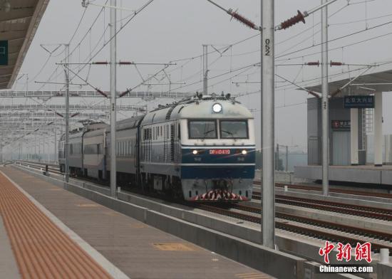 8月9日上午9点30分，首趟联调联试列车从北京西站出发抵达北京大兴站，随后开往大兴机场站，联通新机场。京雄城际铁路(北京段)开始了为期27天的联调联试。京雄城际铁路(北京段)即：北起李营站南至大兴机场站，线路全长33.97公里，设计时速250公里/小时，沿线分设北京大兴站、大兴机场站两座车站。<a target='_blank' href='http://www.chinanews.com/'>中新社</a>记者 贾天勇 摄