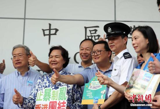 资料图：8月10日，“守护香港大联盟”当天在香港各区发起“全民撑警日”活动，呼吁市民携同亲友前往附近警署，向警队送上心意卡或慰问信，向警务人员表达慰问和支持。图为“全民撑警日”召集人黄英豪表示，这是首次组织“全民撑警日”活动，香港警察在过去一段时间里为维护社会稳定做出极大的贡献，市民对警方的支持十分重要。<a target='_blank' href='http://www.chinanews.com/'>中新社</a>记者 洪少葵 摄