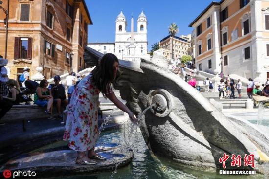 当地时间2019年8月11日，意大利多地遭遇高温袭击，最高温度达40摄氏度，游客戏水消暑。 图片来源：ICphoto