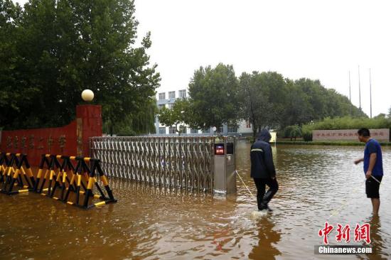 8月12日，受台风“利奇马”影响，山东寿光及周边县市普降特大暴雨，部分地方被积水围困，该地在当地中学设置安置点安置受灾民众。<a target='_blank' href='http://www.chinanews.com/'>中新社</a>记者 梁犇 摄