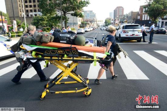 据多家美国媒体报道，当地时间8月14日下午，北京时间15日凌晨，美国费城发生枪击事件，有多名警察中枪，枪手至少一人，目前依然在逃。