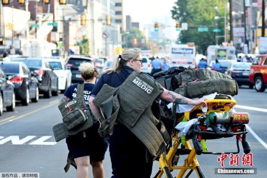 当地时间8月14日下午，美国费城发生枪击事件，有多名警察中枪。图为医务人员在现场救援。