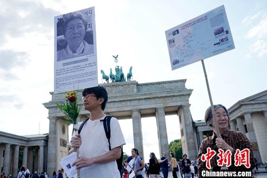 资料图：在德的韩国和日本民间团体在柏林勃兰登堡门前举行集会，再次敦促日本政府正式向“慰安妇”制度暴行受害者道歉，并作出赔偿。<a target='_blank' href='/'>中新社</a>记者 彭大伟 摄