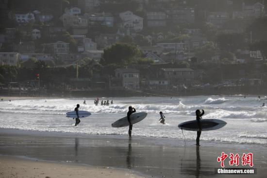 资料图：民众在美国北加州帕西菲卡州立海滩享受清凉海风。<a target='_blank' href='http://www.chinanews.com/'>中新社</a>记者 刘关关 摄