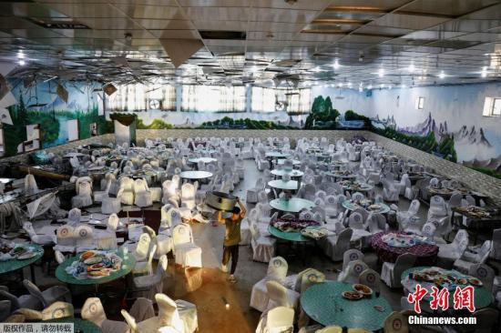 资料图：当地时间8月18日，阿富汗喀布尔婚礼现场爆炸后，工作人员在宴会大厅进行检查。据外媒报道，17日晚间喀布尔一家饭店的婚宴会场发生炸弹爆炸事件，造成100多人死伤。