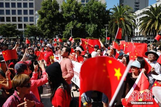 当地时间8月18日，美国北加州各界华人、中国留学生以及中国游客数百人自发在旧金山联合广场举行集会，声讨香港激进示威者暴力乱港行径，表达“一个中国”立场。 中新社记者 刘关关 摄