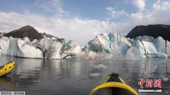 8月19日消息，近日，一些皮划艇运动员路过美国阿拉斯加州的一座冰川附近时目睹惊魂一刻，冰山突然崩塌，冲击力形成了一股巨浪。皮划艇运动员记录下冰川崩塌的瞬间。