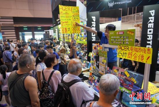 8月23日，2019香港电脑通讯节在香港会展中心开幕。本届电脑节主题为“科技改善生活，开创无限可能”，众多资讯产业的知名品牌参展。有参展商表示，受最近社会事件和经济形势影响，预计今年的整体客流量将比去年减少，因此会推出更加优惠的价格吸引消费者，希望提振销售行情。<a target='_blank' href='http://www.chinanews.com/'>中新社</a>记者 张炜 摄