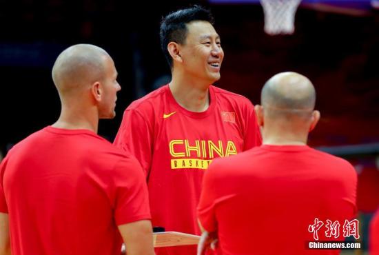 8月25日，中国男篮在武汉体育中心体育馆进行热身，主教练李楠在训练场上谈笑风生。2019国际篮联篮球世界杯已进入倒计时，中国男篮迎来最后一场热身赛，对手是巴西男篮。 中新社记者 张畅 摄