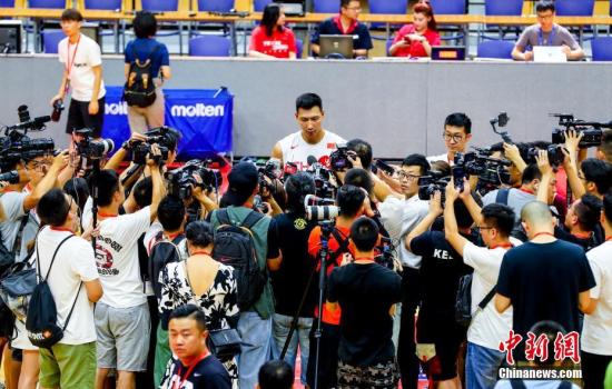 8月25日，中国男篮在武汉体育中心体育馆进行热身，易建联接受众多媒体采访。2019国际篮联篮球世界杯已进入倒计时，中国男篮迎来最后一场热身赛，对手是巴西男篮。 中新社记者 张畅 摄