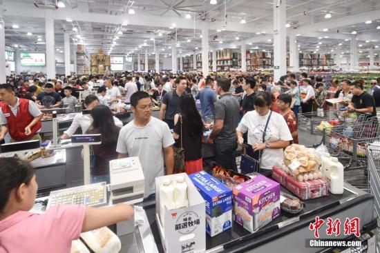 资料图：8月27日，全球最大会员制超市Costco在上海首家门店开业。由于大量顾客蜂拥而入造成网络片区瘫痪，仅开业半日便被迫暂停营业。<a target='_blank' href='http://www.chinanews.com/'>中新社</a>记者 申海 摄