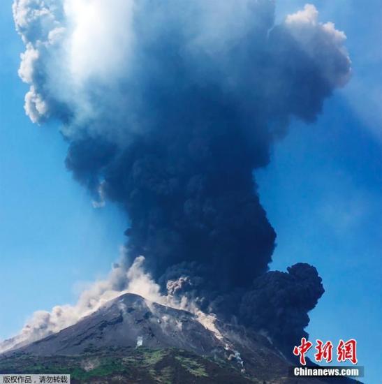当地时间8月28日，意大利斯特龙博利岛火山发生强烈喷发，火山口冒出滚滚浓烟柱，沙子、火山灰和其他火山物质落在周围地区。
