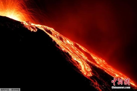 当地时间8月30日，意大利斯特隆博利岛火山爆发后的第二天，岩浆从斯特隆博利火山口喷涌而出。