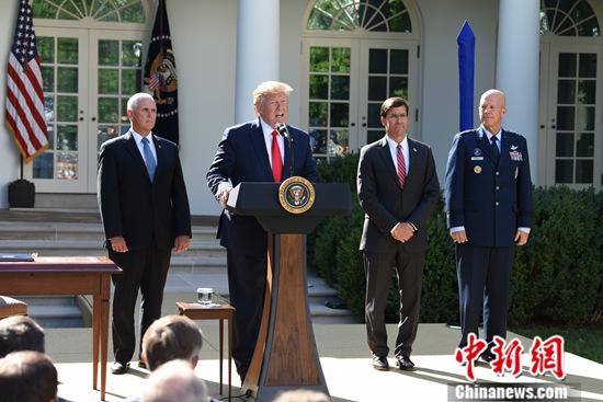 资料图：美国总统特朗普（左二）与副总统彭斯（左一）。<a target='_blank' href='http://www.chinanews.com/'>中新社</a>记者 陈孟统 摄