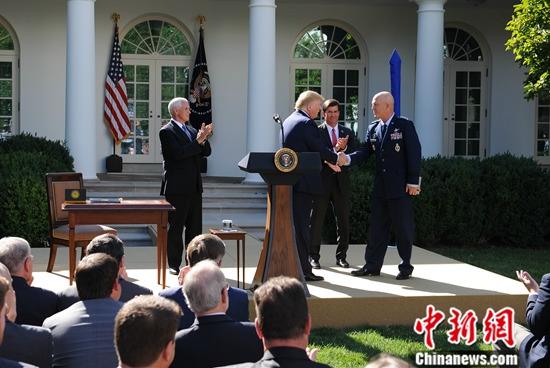当地时间8月29日，美国总统特朗普在白宫宣布，美军正式成立太空司令部。图为特朗普与拟提名担任太空司令部司令的空军上将约翰·雷蒙德握手。<a target='_blank' href='http://www.chinanews.com/'>中新社</a>记者 陈孟统 摄