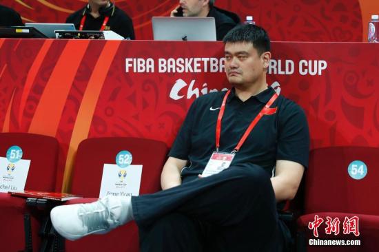 8月31日，姚明到场观战。当日，在北京进行的2019年国际篮联篮球世界杯A组小组赛中，中国队以70：55战胜科特迪瓦队。中新社记者 富田 摄
