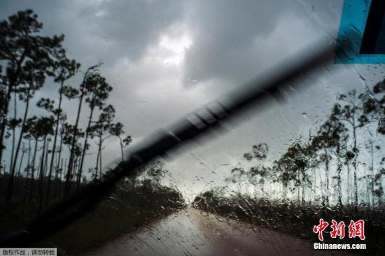 当地时间9月1日下午，巴哈马总理休伯特·明尼斯发表电视讲话，并请求低洼地区的居民紧急撤离。巴哈马政府发言人凯文·哈里斯预计，“多里安”将影响该国73000名居民和21000所房屋。图为飓风到来之前，一辆汽车在大巴哈马自由港地区的道路行驶。