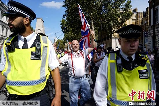 当地时间8月31日，近万英国民众聚集在英国政府所在地的伦敦唐宁街示威，抗议首相鲍里斯·约翰逊“暂停议会”。一部分脱欧的支持者也走上街头，在警察的“护送下”前行。