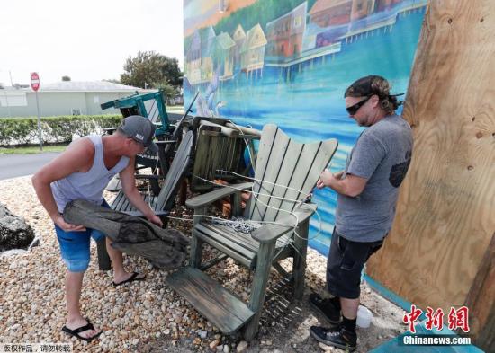 当地时间2019年9月2日，美国佛罗里达州圣奥古斯丁，飓风“多里安”将至，当地民众提前进行防灾准备工作。