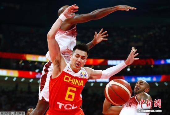 9月4日晚，中国队迎来了本届男篮世界杯的第3个对手委内瑞拉。在波兰队已提前锁定小组第一的情况下，只有本场比赛的胜者才能晋级到下一阶段。比赛中，身高占优的中国队在篮板球上被对手完全压制，以致全场处于落后，分差最多时被拉大到了15分。最终中国男篮以59：72不敌对手，无缘本届世界杯16强。球队接下来将参加17-32名的排位赛，比赛依然事关东京奥运会直通资格。图为中国球员郭艾伦在比赛中。