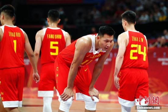9月4日，中国球员易建联(右二)在罚球线等待罚球。当日，在北京进行的2019年国际篮联篮球世界杯A组小组赛中，中国队59：72不敌委内瑞拉队。 中新社记者 富田 摄