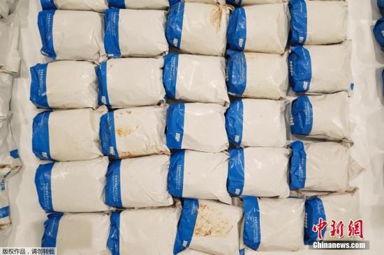 资料图：每包重约1公斤的海洛因装在标有“蛋白粉”的袋子里。