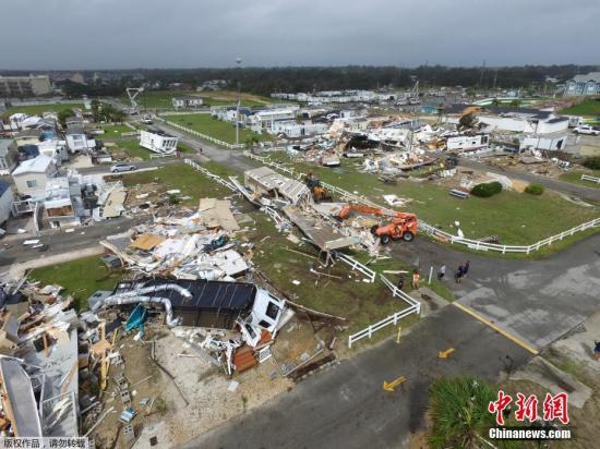 当地时间2019年9月5日，美国北卡罗来纳州翡翠岛，当地遭龙卷风袭击，房屋受损严重，供电中断。