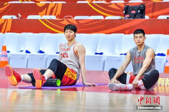 资料图：中国男篮球员王哲林(左)与方硕(右)在训练后进行放松。 /p中新社记者 陈骥旻 摄