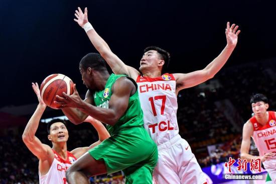 9月8日晚，中国队球员孙铭徽(右)在比赛中封盖对手。当晚，2019年国际篮联篮球世界杯17-32名排位赛继续进行，在广州举行的M组一场比赛中，中国(白)73比86不敌尼日利亚(绿)。/p中新社记者 陈骥旻 摄
