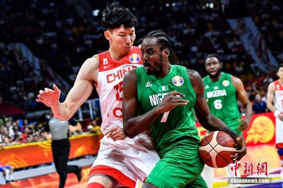 9月8日晚，中国队球员周琦(左)在比赛中防守尼日利亚球员阿米奴(中)的上篮。当晚，2019年国际篮联篮球世界杯17-32名排位赛继续进行，在广州举行的M组一场比赛中，中国(白)73比86不敌尼日利亚(绿)。/p中新社记者 陈骥旻 摄