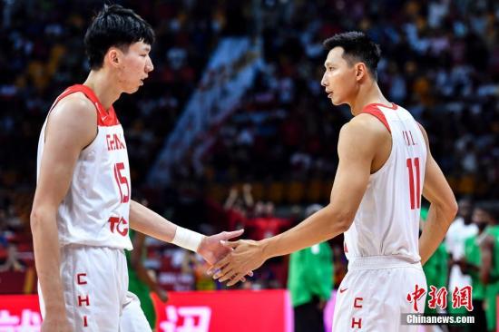 9月8日晚，中国队球员易建联(右)与周琦(左)击掌。当晚，2019年国际篮联篮球世界杯17-32名排位赛继续进行，在广州举行的M组一场比赛中，中国(白)73比86不敌尼日利亚(绿)。/p中新社记者 陈骥旻 摄