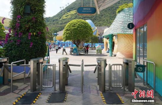9月10日上午，香港著名旅游景点海洋公园游客寥寥，昔日人头攒动的“团体通道”如今形同虚设。根据“携程旅行”网站的统计，海洋公园高居香港“景点人气榜”的第二位，是游客赴港旅游的必遊景点，受到近期一连串社会事件的影响，赴港游客人数大幅减少，海洋公园也没能幸免。 <a target='_blank' href='http://www.chinanews.com/'>中新社</a>记者 张炜 摄