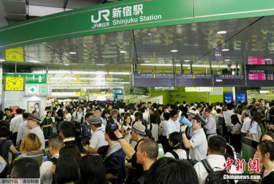 当地时间9月9日，日本千叶县成田市，受台风“法茜”影响，列车停运，众多市民滞留在成田国际机场抵达大厅内。